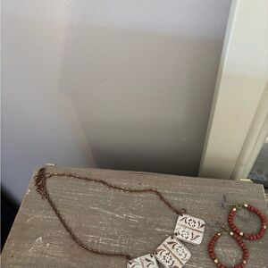 Chic White and Gold Necklace with Earrings